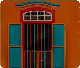 Fachada de una casa color naranja la cual representa a Colombia